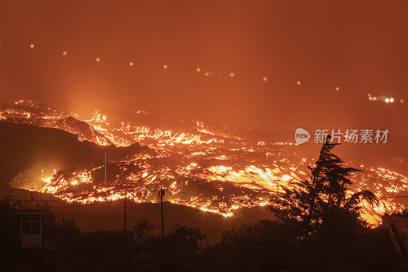 熔岩流摧毁拉帕尔马塔朱亚“El Paraíso”工业区。康伯利维亚火山爆发。10／18／2021